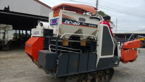 มาแล้ว รถเกี่ยวข้าว KUBOTA DC 60 ชั่วโมงน้อยสุดๆ  สภาพเหมือนใหม่พร้อมใช้สุดๆ