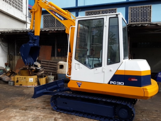 ขาย รถขุด KOMATSU รุ่น PC30-5- มีหัวเก๋ง มือสองญี่ปุ่น