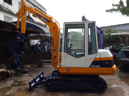 ขาย รถขุด KOMATSU รุ่น PC30-5- มีหัวเก๋ง มือสองญี่ปุ่น