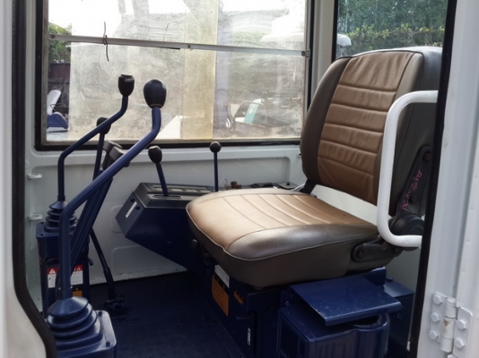 ขาย รถขุด KOMATSU รุ่น PC30-5- มีหัวเก๋ง มือสองญี่ปุ่น