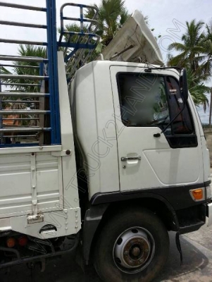 รถบรรทุก 6 ล้อ ยี่ห้อ HINO