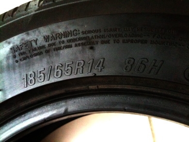 ยางสองเส้น ยี่ห้อ Maxxis ขนาด 185-65-14 สภาพดอกหนา ปี 2010 ยางสองเส้น ยี่ห้อ Maxxis ขนาด 185-65-14 สภาพดอกหนา ปี 2010