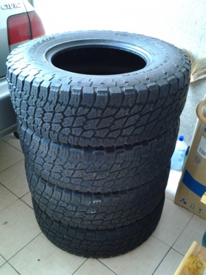 ยาง Nitto ขอบ16 265/70 ปี08 สภาพดอกยังเหลือเยอะเหมือนกันทั้งสี่เส้น