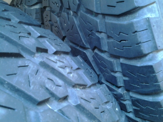 ยาง Nitto ขอบ16 265/70 ปี08 สภาพดอกยังเหลือเยอะเหมือนกันทั้งสี่เส้น