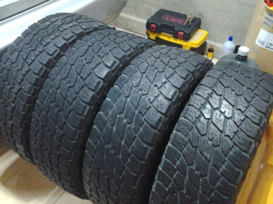 ยาง Nitto ขอบ16 265/70 ปี08 สภาพดอกยังเหลือเยอะเหมือนกันทั้งสี่เส้น