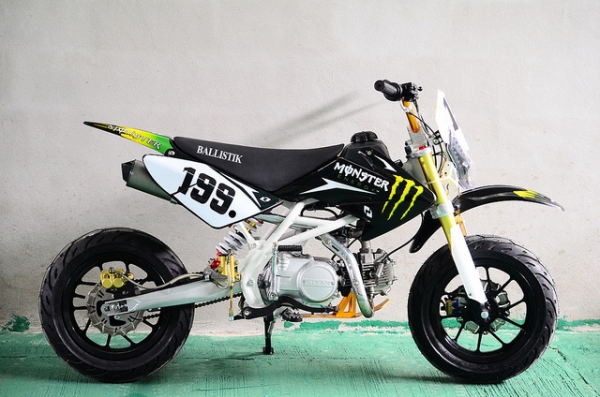 ลดล้าง stock รถ สนามเบอร์ 199 เครื่องสูตร LIFAN 125CC แรงด้วยเครื่องที่มีแรงบิดสูง ยกล้อง่ายๆ เฟรมถักรับแรงกระแทกได้สบาย กระโดดได้ โช็คหน้าหัวกลับ ท่อสูตรแต่ง และล้อ อลูมิเนียม น้ำหนักเบา ขี่ง่ายคล่องตัว โปรโมชั่น สุดท้าย เหลือเพียงไม่กี่คัน อย่ารอช้า 275