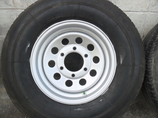 ล้อผ่า 14นิ้ว 6รู พร้อมยาง สวยๆ 1 คู่ ราคา 4500 บาท