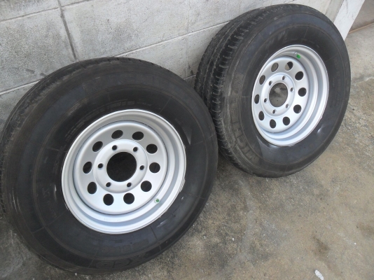 ล้อผ่า 14นิ้ว 6รู พร้อมยาง สวยๆ 1 คู่ ราคา 4500 บาท