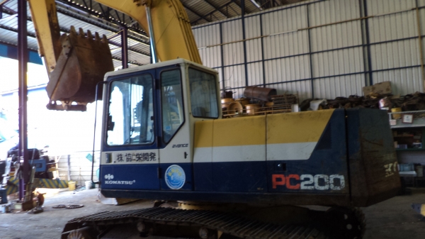 PC200-5-65620 ตอนนี้รถจอดที่(CSนวนคร)ครับ