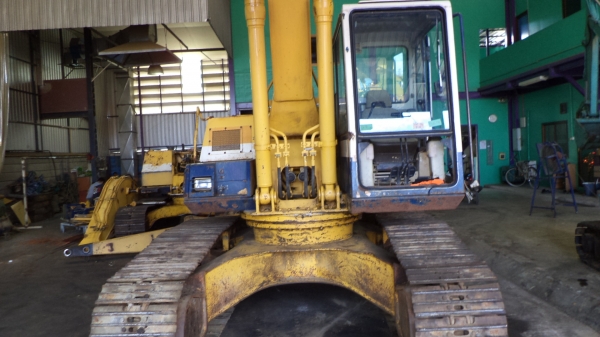 PC200-5-65620 ตอนนี้รถจอดที่(CSนวนคร)ครับ