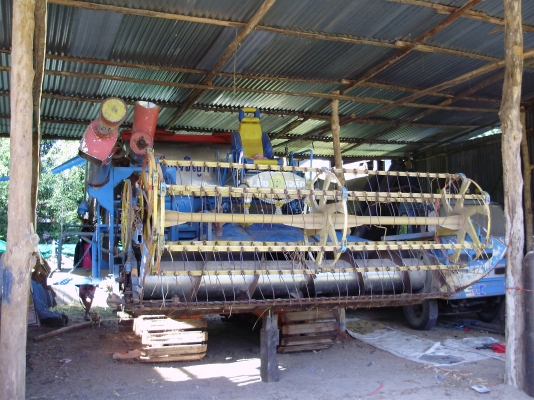 ขายด่วน รถเกี่ยวข้าว รุ้งเจริญการช่าง  เครื่อง MITSU 210 แรงม้า โซ่ D2  49ข้อ  ตัวเดิน 12HP  ลอนเลอร์ 10 ลูก ปั้มไดกิ้น 22