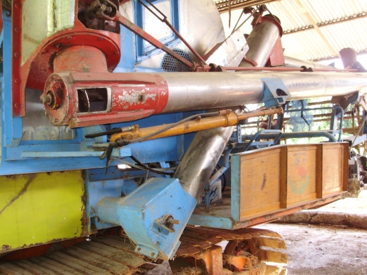 ขายด่วน รถเกี่ยวข้าว รุ้งเจริญการช่าง  เครื่อง MITSU 210 แรงม้า โซ่ D2  49ข้อ  ตัวเดิน 12HP  ลอนเลอร์ 10 ลูก ปั้มไดกิ้น 22