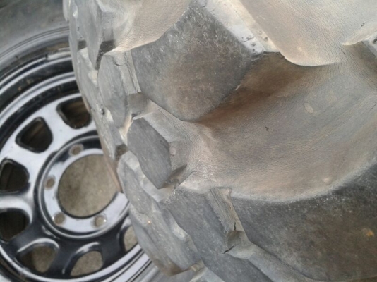 ขาย ยาง ตะขาบSimex 35x11.5R15พร้อมล้อลายRock 15x8-28 ขาย ยาง ตะขาบSimex 35x11.5R15พร้อมล้อลายRock 15x8-28