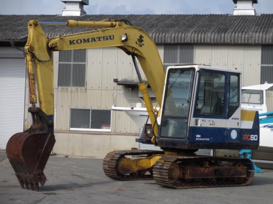 รถขุดดิน PC60-6-31711 สภาพสวย ชั่วโมงใช้งานน้อย  นำเข้าจากญี่ปุ่น  เพิ่งเดินทางมาถึงไทยเมื่อเร็ว ๆ นี้  โทร.081-373-0559