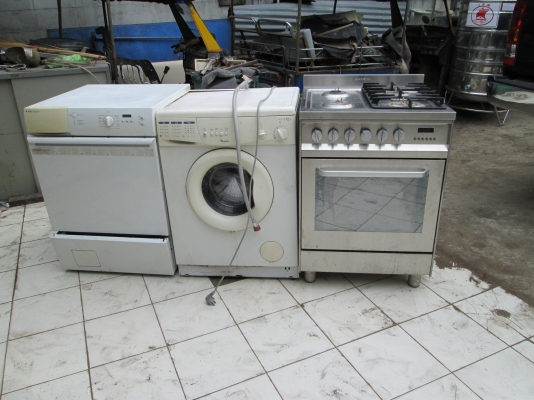 มาจากบ้านแถวดอนเมือง   น้ำท่วมครับ   3 ตู้ ขายกันแบบแฟร์ๆครับ