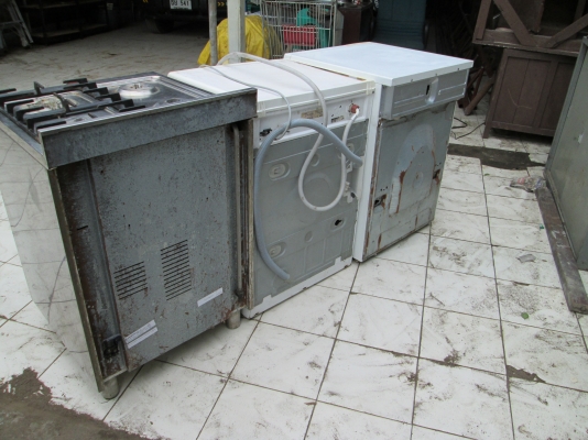 มาจากบ้านแถวดอนเมือง   น้ำท่วมครับ   3 ตู้ ขายกันแบบแฟร์ๆครับ