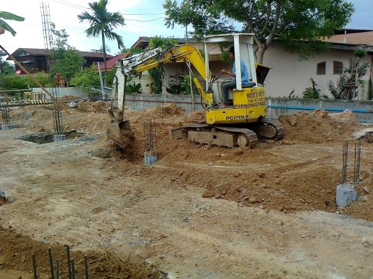 ขายยกชุด 3 คัน แบคโฮ 2 คัน เทเลอร์ 1 คัน หัวแย๊ก 1 ชุด บุ้งกี๋ ขนาด30 ซม.2ใบ บุ้งกี๋ขนาด 50ซม 2ใบ บุ้งกี๋ขนาด 80 ซม 2ใบ