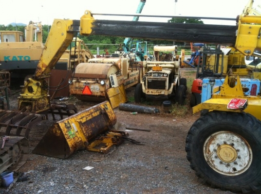 รถตัก/คีบอ้อยแบบหมุนได้รอบ ford 735 บูมยืด 8ม. ยกได้3.5 ตัน