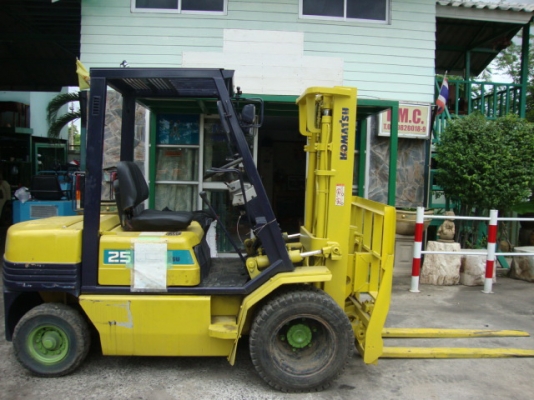 ขายรถโฟล์คลิฟท์  KOMATSU  FD25-11  (รถนอกนำเข้า สภาพ 90\%) ยังไม่เคยใช้ในเมืองไทย  3,000  ชม. กว่าแท้  เครื่องยนต์ดีเซล  เกียร์ธรรมดา ล้อหน้าคู่  ฮิ้งโฟล์ค  เสาสูง  3 เมตร