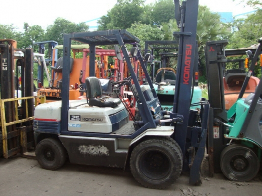 ขายรถโฟล์คลิฟท์  KOMATSU  FD25-11  (รถนอกนำเข้า สภาพ  90\%) 8,000  ชม.แท้  เครื่องยนต์ดีเซล  เสาสูง  4 เมตร  เกียร์ธรรมดา  ล้อหน้าคู่  ฮิ้ง  (ราคาพิเศษ)