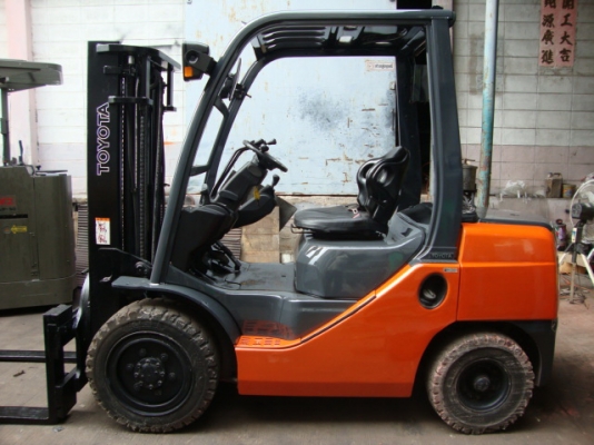 ขายรถโฟล์คลิฟท์  TOYOTA  8FD30  (รุ่นใหม่ล่าสุด สภาพ 90\% รถนอกนำเข้า  5,000  ชม.แท้)  เครื่องยนต์ดีเซล  เกียร์ธรรมดา  เสาสูง  3 เมตร  ยางตัน