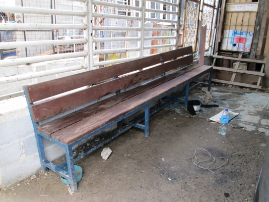 ม้ายาวนั่งได้หลายคน  ไม้เต็งเนื้อแข็งยาวแผ่นเดียว  แข็งแรงมาก