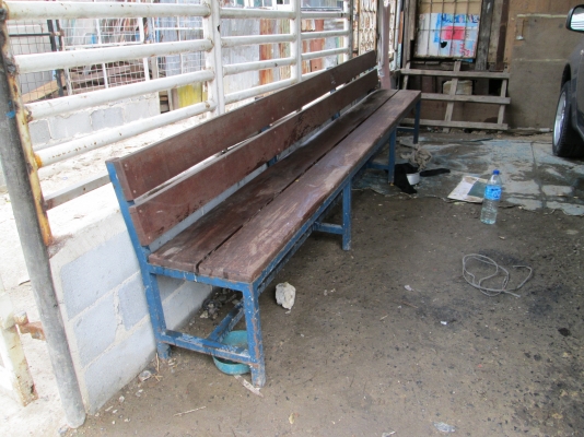 ม้ายาวนั่งได้หลายคน  ไม้เต็งเนื้อแข็งยาวแผ่นเดียว  แข็งแรงมาก