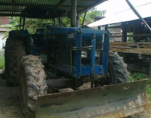 FORD 6640 - 2 เพลา รถสภาพดีเดิมๆพร้อมทำงานได้เลยครับ อุปกรณ์ครบพร้อม มีใบมีดดันหน้า ผานพรวนดิน 7 เครื่องแห้งแรงดีไม่เยิ้ม ระบบไฮดรอลิกส์ของเหลวไม่แตกไม่รั่วซึ่มแห้งดีรอบคัน ช่วงล่างแน่น ยางสภาพดีหน้าหลังประมาณ 60\% พร้อมทำงาน เอกสารครบ ราคาต่อรองได้ครับ