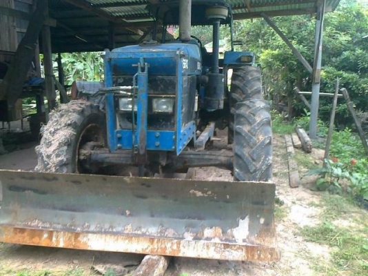 FORD 6640 - 2 เพลา รถสภาพดีเดิมๆพร้อมทำงานได้เลยครับ อุปกรณ์ครบพร้อม มีใบมีดดันหน้า ผานพรวนดิน 7 เครื่องแห้งแรงดีไม่เยิ้ม ระบบไฮดรอลิกส์ของเหลวไม่แตกไม่รั่วซึ่มแห้งดีรอบคัน ช่วงล่างแน่น ยางสภาพดีหน้าหลังประมาณ 60\% พร้อมทำงาน เอกสารครบ ราคาต่อรองได้ครับ