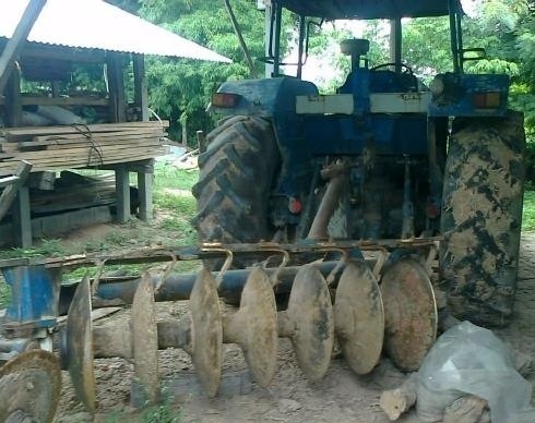 FORD 6640 - 2 เพลา รถสภาพดีเดิมๆพร้อมทำงานได้เลยครับ อุปกรณ์ครบพร้อม มีใบมีดดันหน้า ผานพรวนดิน 7 เครื่องแห้งแรงดีไม่เยิ้ม ระบบไฮดรอลิกส์ของเหลวไม่แตกไม่รั่วซึ่มแห้งดีรอบคัน ช่วงล่างแน่น ยางสภาพดีหน้าหลังประมาณ 60\% พร้อมทำงาน เอกสารครบ ราคาต่อรองได้ครับ