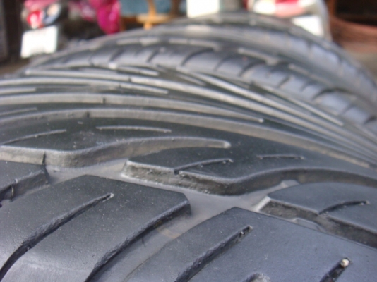 ขายยาง Sunny ปี12 ขนาด 245/35/20