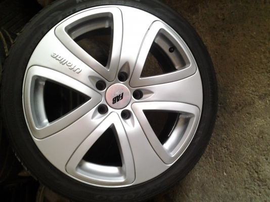 ล้อขอบ18พร้อมยาง5รู114.3 ราคา12000 บาท