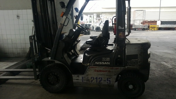 รถยกนิสสัน 2.5 ตัน เสาสูง 4 เมตร เครื่องดีเซล เกียร์ออโต้ รถยกนิสสัน 2.5 ตัน เสาสูง 4 เมตร เครื่องดีเซล เกียร์ออโต้