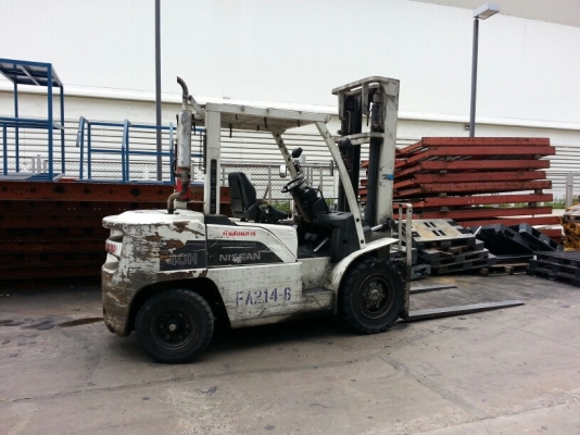 รถยกนิสสัน น้ำหนักยก 4 ตัน เสาสูง 4 เมตร เครื่องดีเซล เกียร์ออโต้