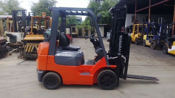 รถยกโตโยต้ารุ่น 7 น้ำหนักยก 2.5 ตัน เสาสูง 4.5 เมตร เครื่องเบนซินติดแก๊ส แผงงาสไลด์