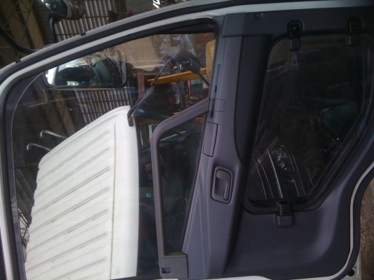 ขายหกล้อ FUSO 6 ล้อ ช่วงยาว 6M. พร้อมกระบะคาร์โก้ FUSO ตัวใหม่ล่าสุด หัวเก๋งก้วาง เครื่องคอมมอนเรล 210 แรง ตัวใหม่ เทอร์โบ อินเตอร์คลูเลอร์ มี AIRBAG เบรคลม ABS แอร์ วิทยุครบ สภาพ 90 \% เรือนไมล์ดิจิตอน LED จอสี หัวเก๋งนิ่ม ช่วงล่างเสริมแหนบแล้วทั้งคัน ยาง