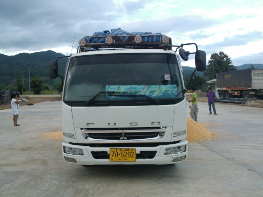 ขายหกล้อ FUSO 6 ล้อ ช่วงยาว 6M. พร้อมกระบะคาร์โก้ FUSO ตัวใหม่ล่าสุด หัวเก๋งก้วาง เครื่องคอมมอนเรล 210 แรง ตัวใหม่ เทอร์โบ อินเตอร์คลูเลอร์ มี AIRBAG เบรคลม ABS แอร์ วิทยุครบ สภาพ 90 \% เรือนไมล์ดิจิตอน LED จอสี หัวเก๋งนิ่ม ช่วงล่างเสริมแหนบแล้วทั้งคัน ยาง