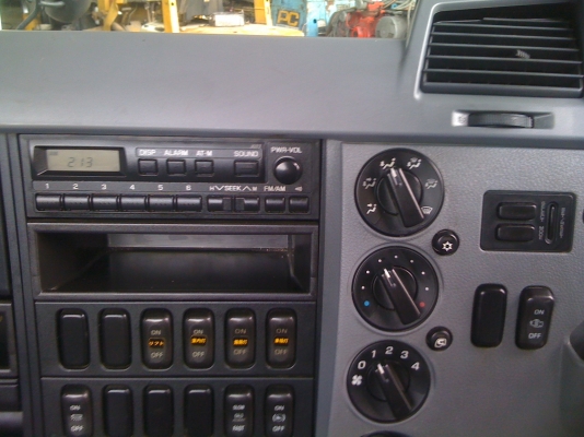 ขายหกล้อ FUSO 6 ล้อ ช่วงยาว 6M. พร้อมกระบะคาร์โก้ FUSO ตัวใหม่ล่าสุด หัวเก๋งก้วาง เครื่องคอมมอนเรล 210 แรง ตัวใหม่ เทอร์โบ อินเตอร์คลูเลอร์ มี AIRBAG เบรคลม ABS แอร์ วิทยุครบ สภาพ 90 \% เรือนไมล์ดิจิตอน LED จอสี หัวเก๋งนิ่ม ช่วงล่างเสริมแหนบแล้วทั้งคัน ยาง