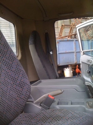 ขายหกล้อ FUSO 6 ล้อ ช่วงยาว 6M. พร้อมกระบะคาร์โก้ FUSO ตัวใหม่ล่าสุด หัวเก๋งก้วาง เครื่องคอมมอนเรล 210 แรง ตัวใหม่ เทอร์โบ อินเตอร์คลูเลอร์ มี AIRBAG เบรคลม ABS แอร์ วิทยุครบ สภาพ 90 \% เรือนไมล์ดิจิตอน LED จอสี หัวเก๋งนิ่ม ช่วงล่างเสริมแหนบแล้วทั้งคัน ยาง