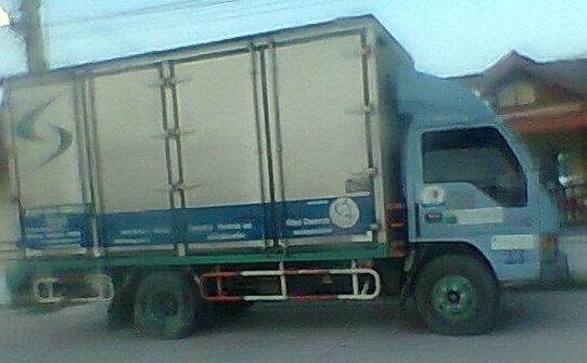 ISUZU NPR 120 HP 4HF1 ปี 43 กระบะตู้แห้ง 10 บานความยาว 4.80 เมตร รถสวยจัดรอบคัน เครื่องแห้งแรงดี ภายในเก๋งคอนโซลสวย แอร์เย็น พวงมาลัยเพาเวอร์ ช่วงล่างใหญ่คัชซีสวย ยาง 8.25 ขอบ 16 สภาพดี 80\% พร้อมใช้งานได้เลย เอกสารทะเบียนภาษีครบพร้อมโอน ราคาต่อรองได้ครับ