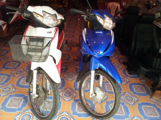 เวป110 สีน้ำเงินปี2010  สีชมภูขาวปี2011 ทั้ง2คัน ขายรวมเลยคับ