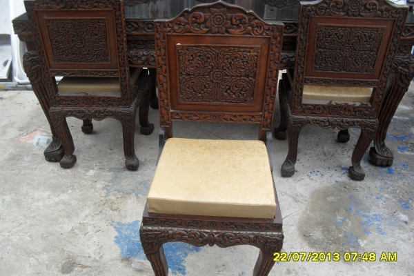 โต๊ะกินข้าวเเกะลายชุดใหญ่งานเก่า โต๊ะกินข้าวเเกะลายชุดใหญ่งานเก่า