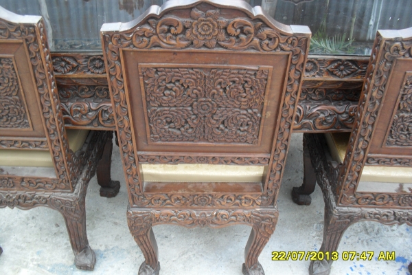 โต๊ะกินข้าวเเกะลายชุดใหญ่งานเก่า โต๊ะกินข้าวเเกะลายชุดใหญ่งานเก่า