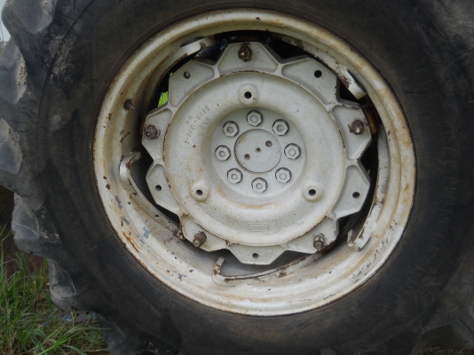 ขายรถไถฟอร์ด6610แท้อุปกรณ์ครบสภาพพร้อมใช้ราคาต่อรองได้รถอยู่ปากช่อง