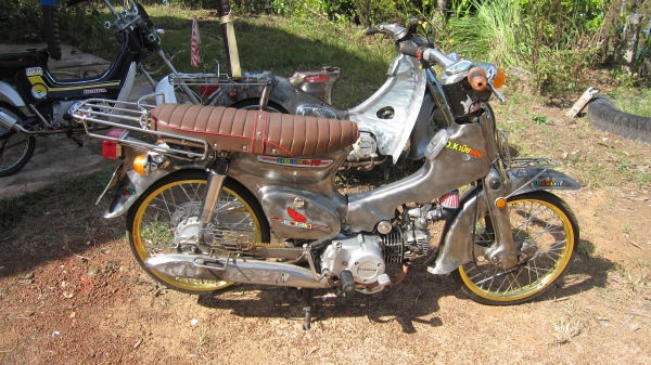 ด่วนๆลดราคาเหลือ25000บาทครับ จะเลิกเล่นแล้วครับไม่มีเวลาขี่ ขายชี70 งานตีเหล็กทั้งคันครับ วางเครื่องPlatinum 125 สตาร์มมือครับเครื่องใหม่แกะกล่องหายห่วง no-book ออกใบซื้อขายให้ครับ รถสภาพเต็มร้อยครับยางหน้าหลังนอกในใหม่หมดครับโซ่สเตอร์แบตเตอรี่ใหม่หมดคับส