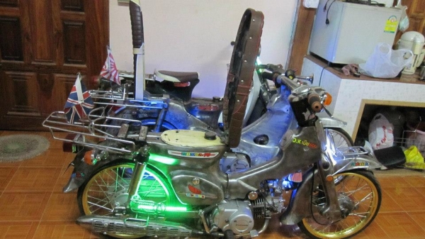 ด่วนๆลดราคาเหลือ25000บาทครับ จะเลิกเล่นแล้วครับไม่มีเวลาขี่ ขายชี70 งานตีเหล็กทั้งคันครับ วางเครื่องPlatinum 125 สตาร์มมือครับเครื่องใหม่แกะกล่องหายห่วง no-book ออกใบซื้อขายให้ครับ รถสภาพเต็มร้อยครับยางหน้าหลังนอกในใหม่หมดครับโซ่สเตอร์แบตเตอรี่ใหม่หมดคับส