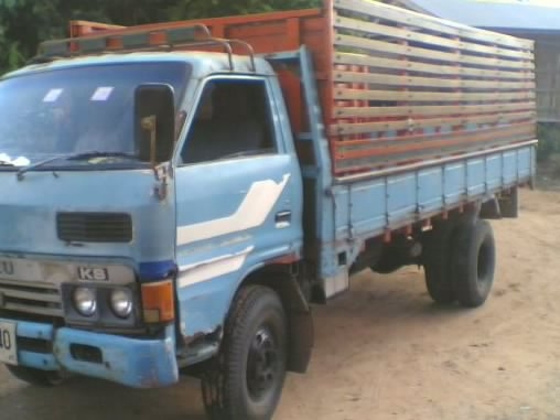 ISUZU KS 110 HP เครื่องฝาดำ กระบะเหล็กคอกไม้ยาว 4.30 เมตรภาพสวยไม่มีผุ เครื่องแรงดี หัวเก๋งเดิมๆภายในอยู่ครบ เกียร์ร็อก ช่วงล่างคัชซีดีไม่ผุ เฟืองท้ายใหญ่ติด F ครบพร้อม ยางสภาพดี 6 เส้นประมาณ 70\% เอกสารทะเบียนครบพร้อมโอนครับ