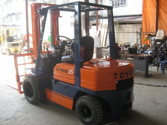 ขายรถยกFORKLIFT TOYOTA 5FD25 E.1Zเครื่องยนต์ดีเซล ล้อคู่ มีงาสาม พร้อมใช้งาน