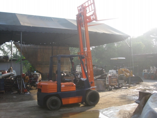 ขายรถยกFORKLIFT TOYOTA 5FD25 E.1Zเครื่องยนต์ดีเซล ล้อคู่ มีงาสาม พร้อมใช้งาน