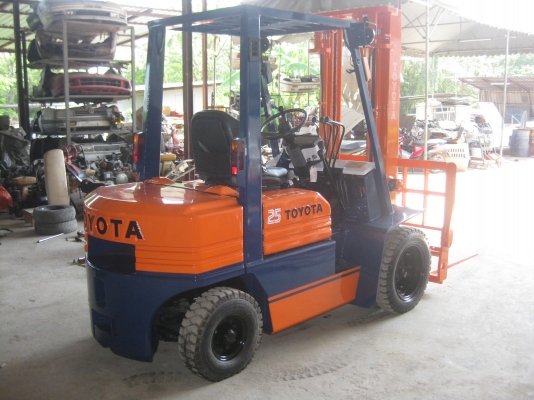ขายรถยกFORKLIFT TOYOTA 5FD25 E.1Zเครื่องยนต์ดีเซล ล้อคู่ มีงาสาม พร้อมใช้งาน